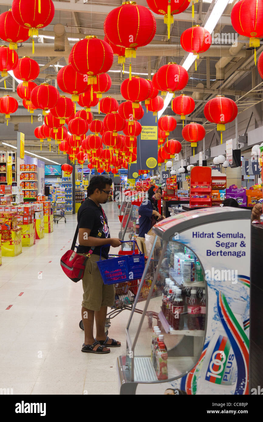Acquista i contatori, supermercato Carrefour, Wangsa Maju Mall, Kuala Lumpur, Selangor, Malaysia Foto Stock