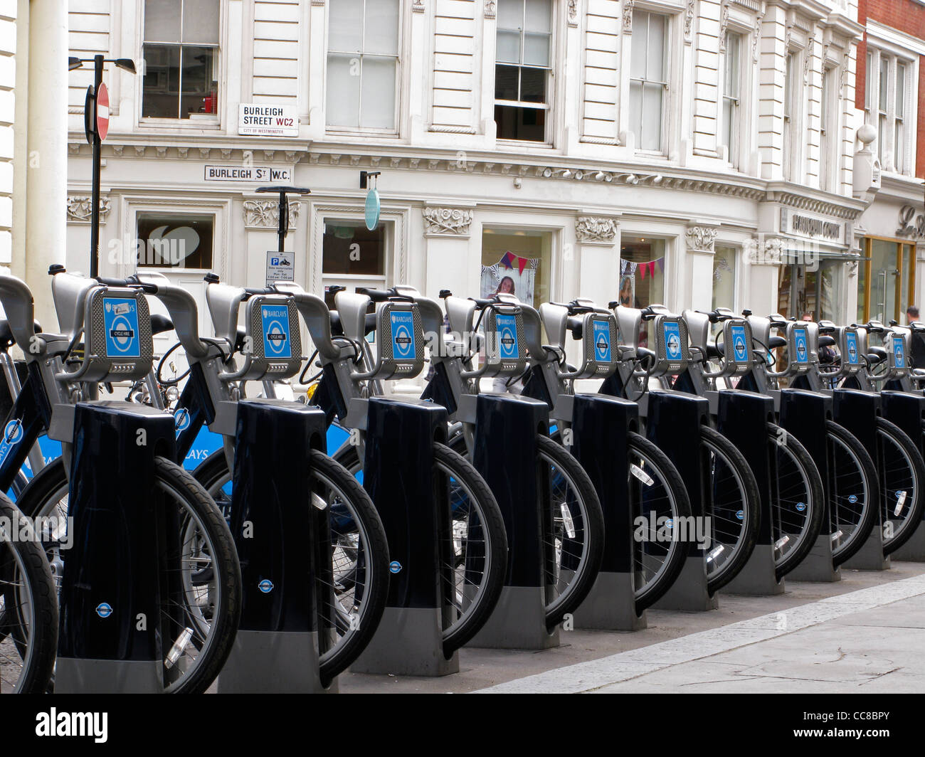 Le biciclette a noleggio sotto la Barclays cycle hire a Londra in Inghilterra Foto Stock