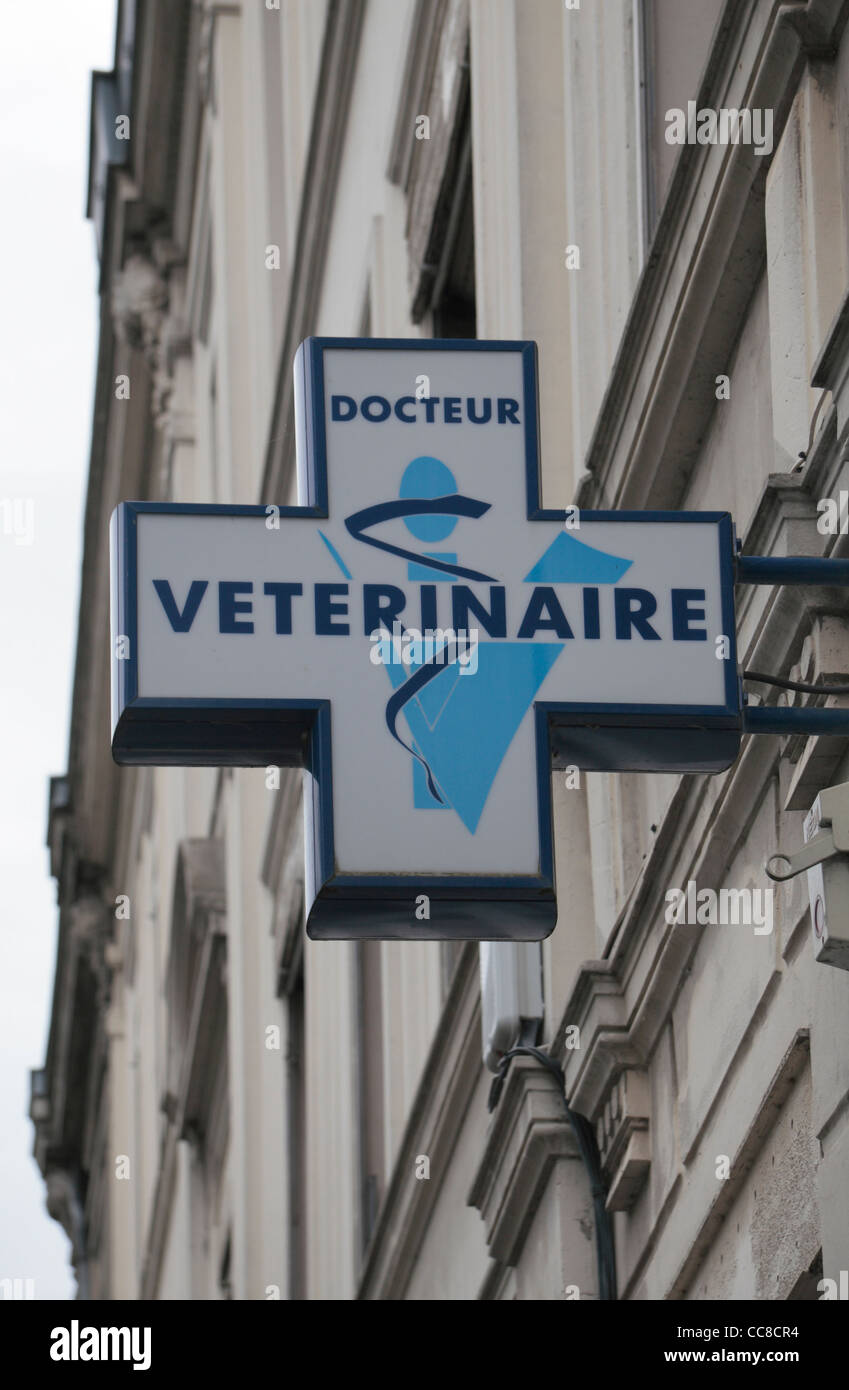 Il segno generico al di sopra di un ambulatorio veterinario in Francia. Questo segno era in Arras, Pas-de-Calais, Francia. Foto Stock