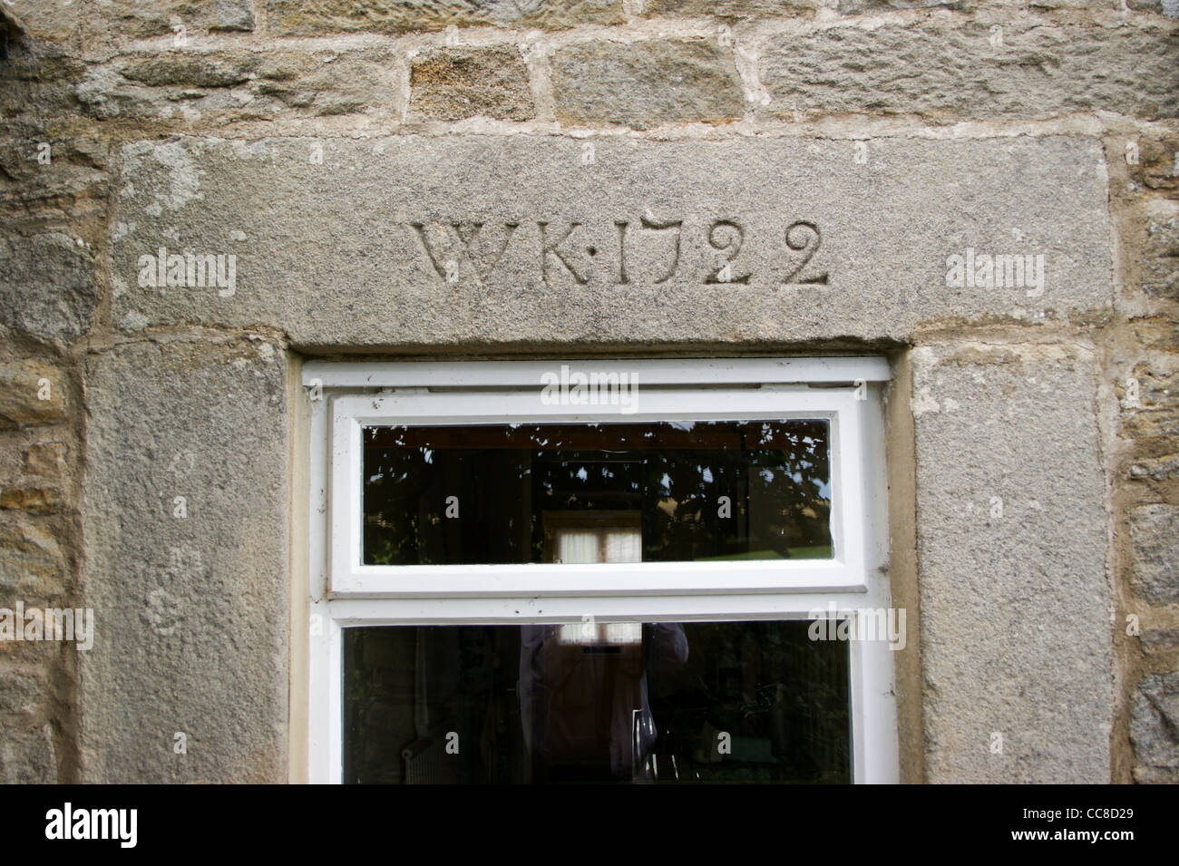 Un iscrizione W K 1722 su un architrave di finestra della casa colonica porta, bassa nuove case, Baldersdale, Teesdale, County Durham, Inghilterra Foto Stock