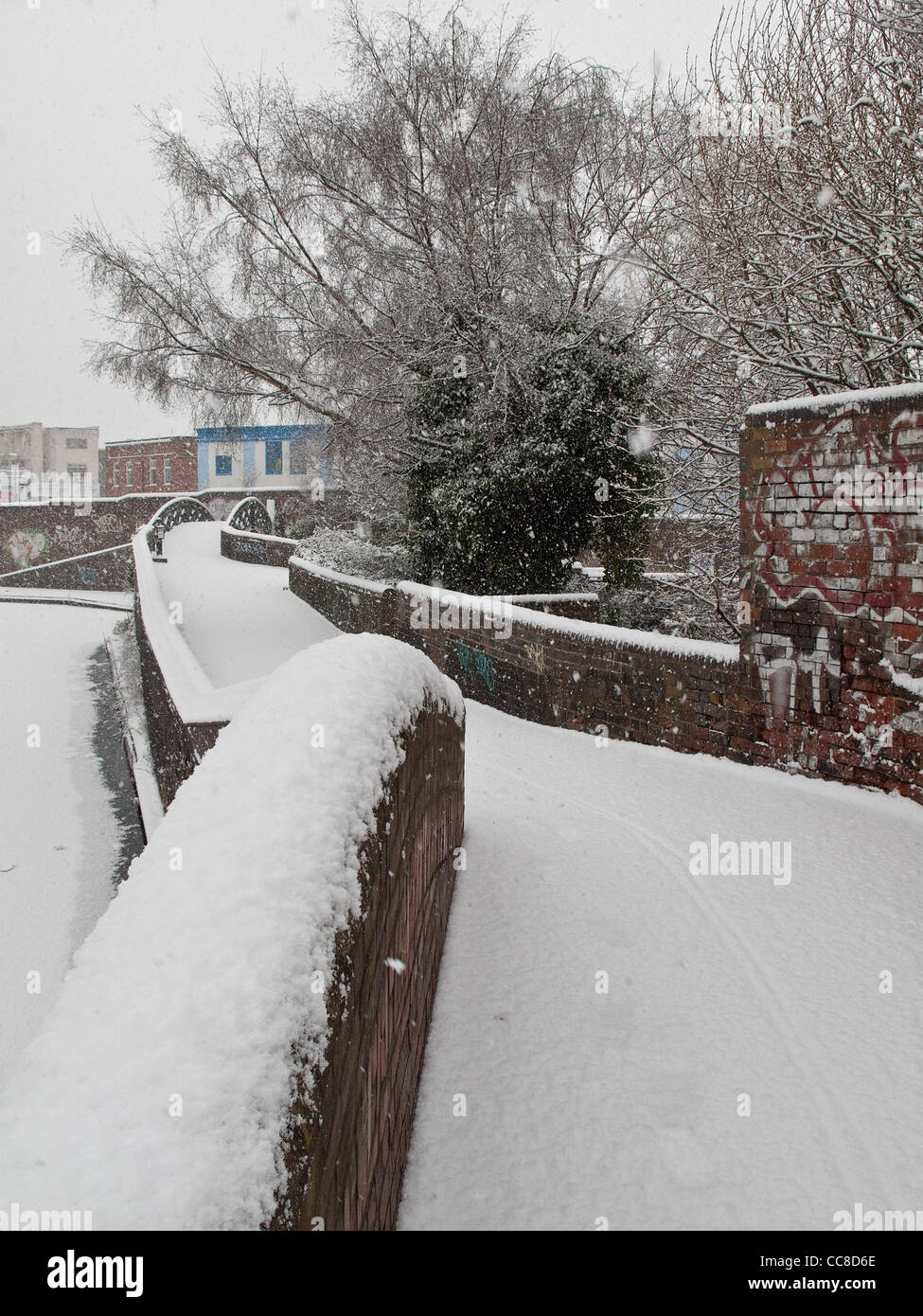 Canal alzaia in snow Foto Stock