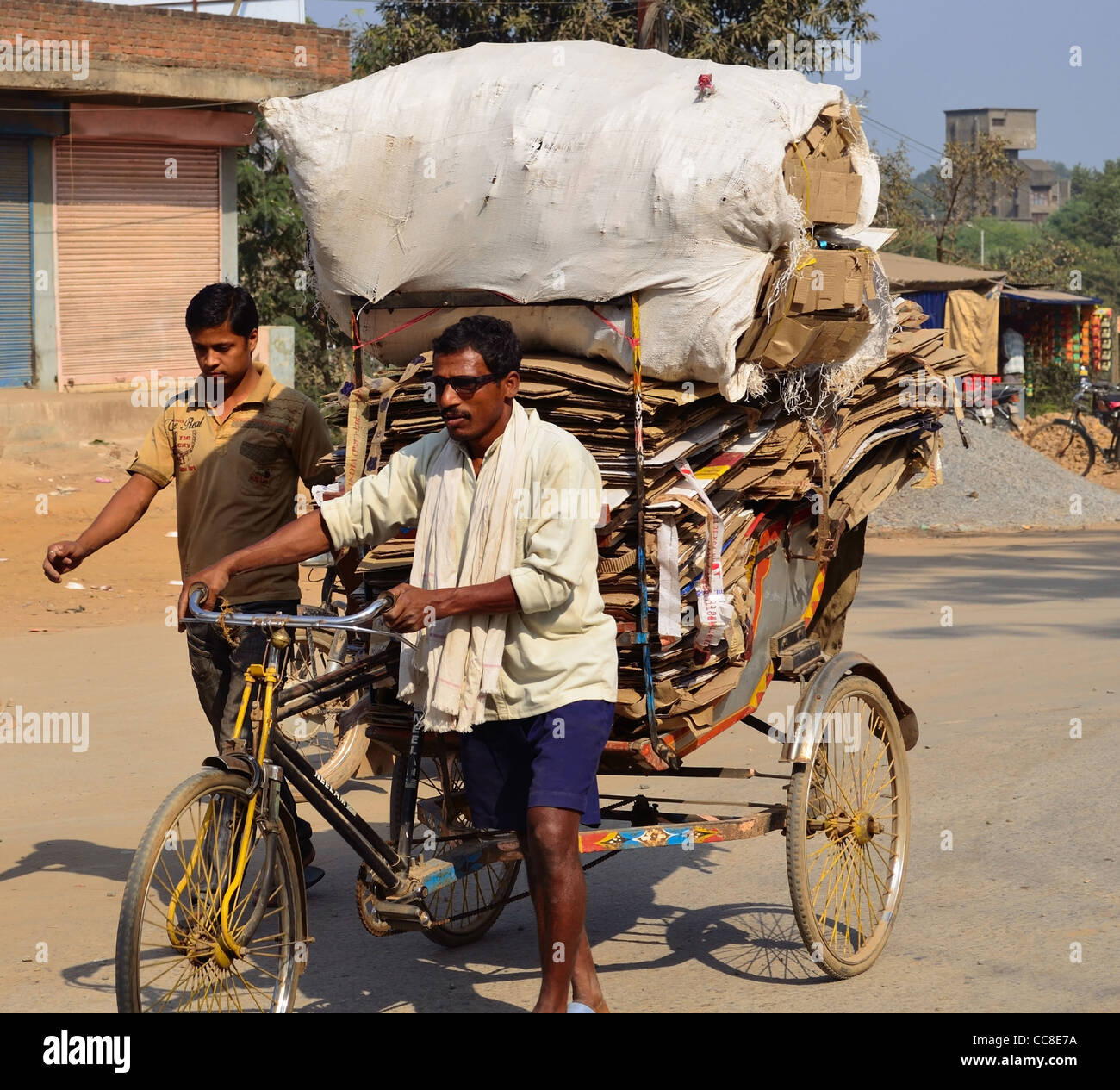 Indian rikshaw uomo portare i bagagli. Raigarh, Chhattisgarh, India. Foto Stock