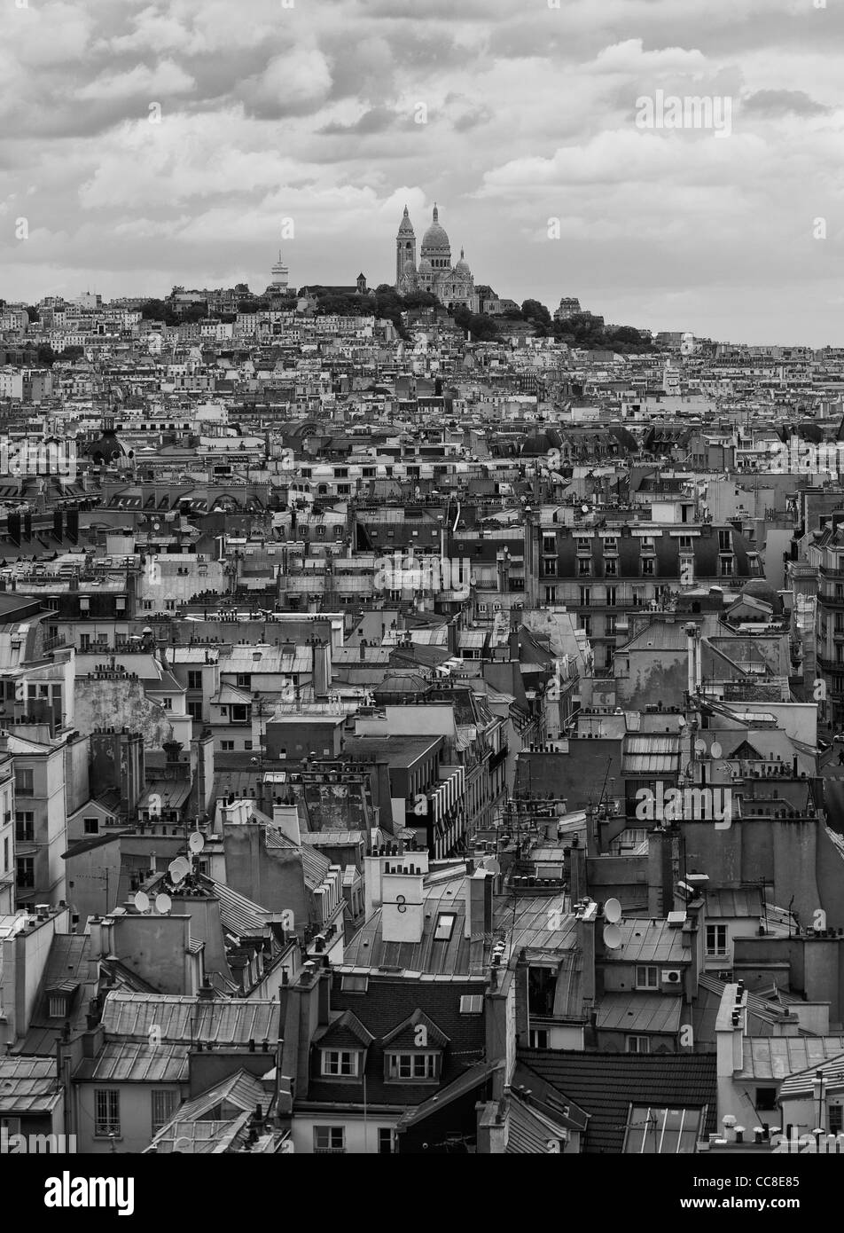 Vista di Montmartre e la Basilica del Sacre Coeur in bianco e nero Foto Stock