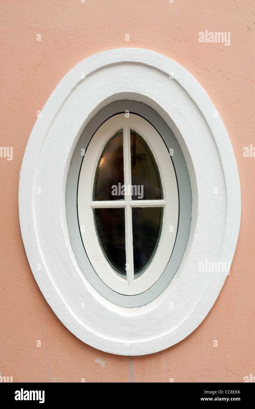 Classico Bianco verniciato finestra ovale Foto Stock