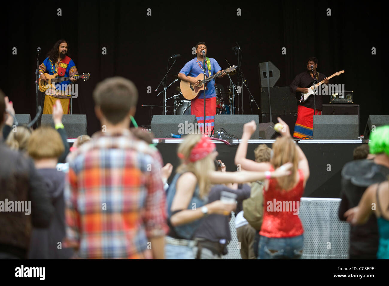 Il Raghu Dixit Progetto eseguire a Standon Calling Festival, Hertfordshire, Regno Unito Foto Stock