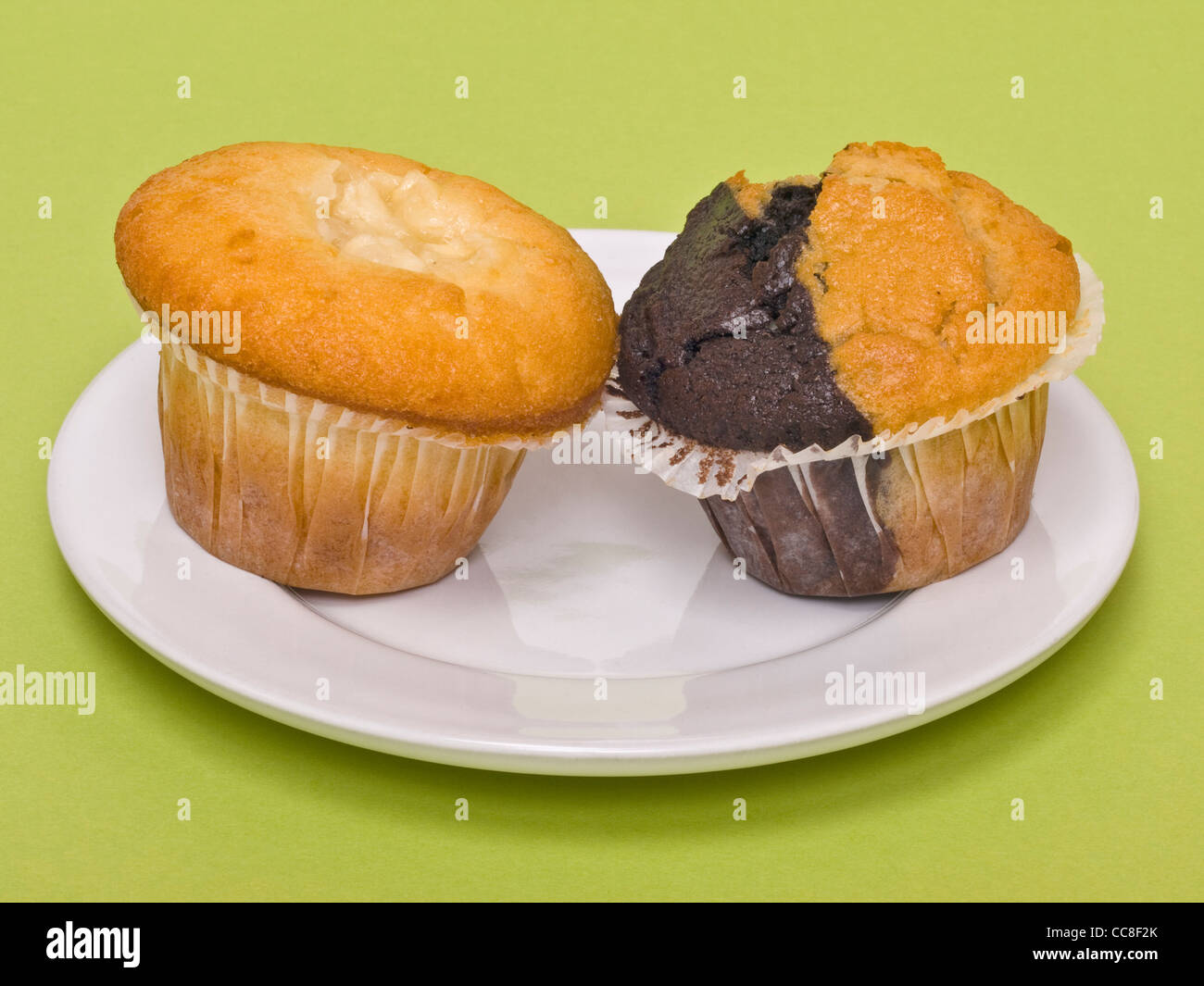 Due muffin su una piastra Foto Stock