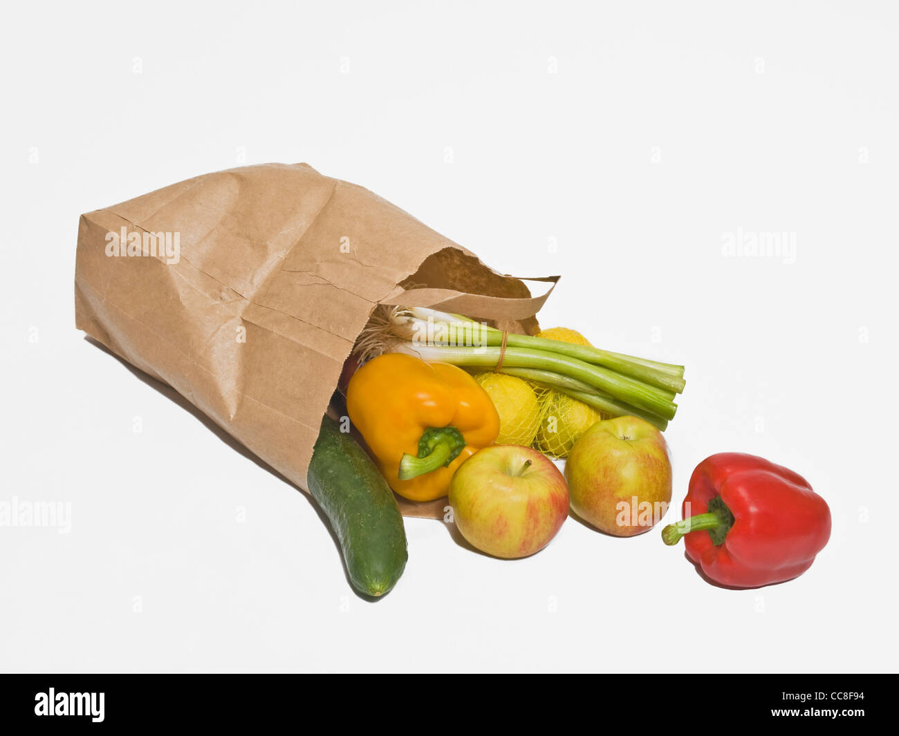 Eine umgefallene Papiertüte mit verschiedenem Obst und Gemüse | un tumbled sacchetto di carta con diversi frutti e verdure Foto Stock