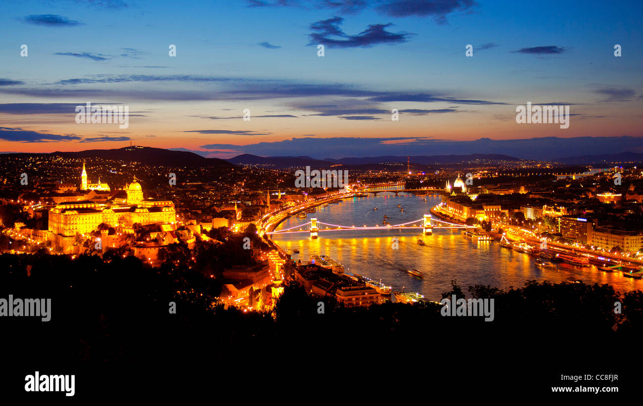 Un panorama di Budapest di notte Foto Stock