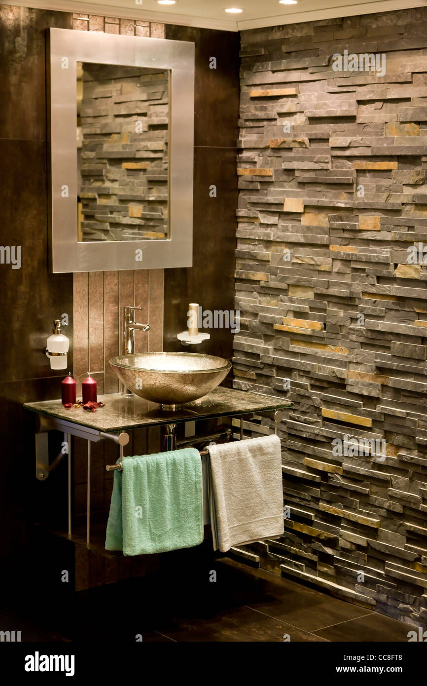 Rustico e moderno bagno interno Foto Stock