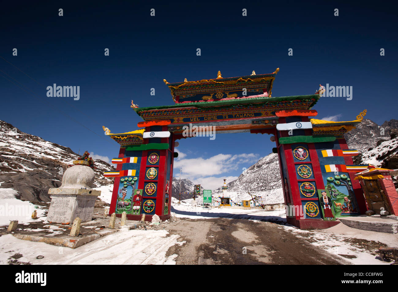 India, Arunachal Pradesh, Sela Pass, alta altitudine road passando sotto il gateway colorati di Tawang Foto Stock