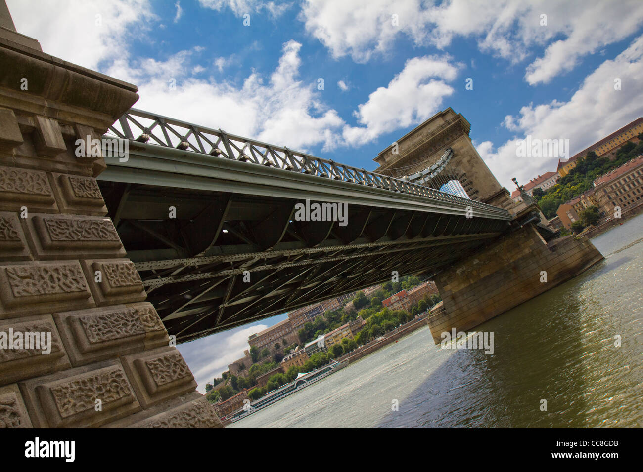 La catena di Széchenyi ponte (ungherese: Lánchíd) è una sospensione ponte che attraversa il fiume Danubio tra Buda e Pest. Foto Stock