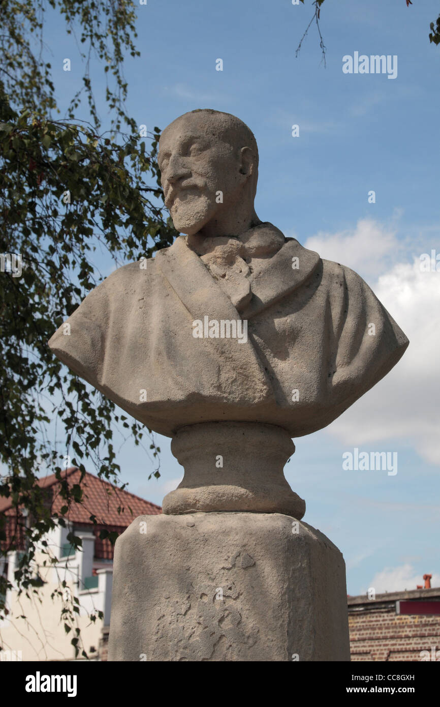 Scultura busto del poeta Auguste Dorchain a Cambrai, Nord-Pas-de-Calais, Francia. Foto Stock