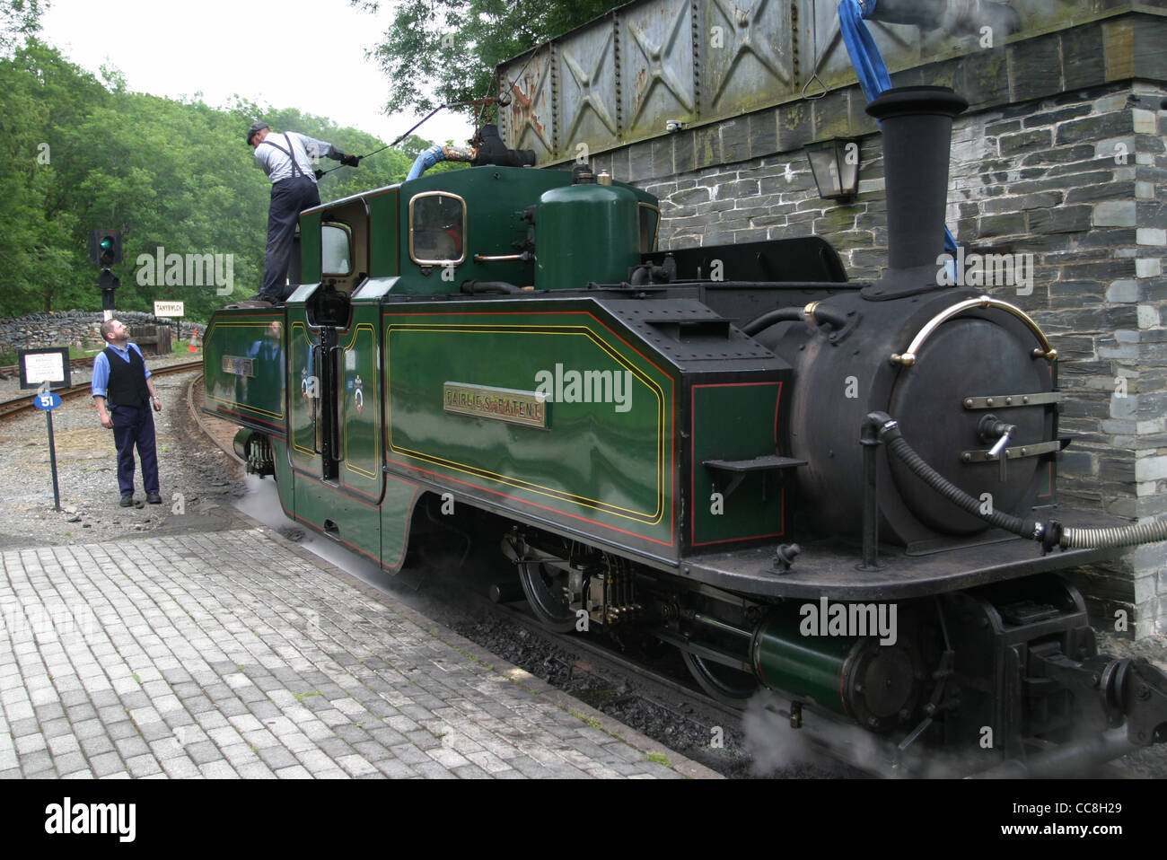 1979 Double Fairlie conte di Merioneth a Tan-y-stazione di Bwlch su Ffestiniog linea a scartamento ridotto in Galles prendendo l'acqua Foto Stock