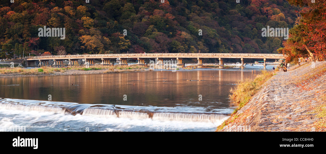 Panorama del Fiume Katsura e Ponte Togetsukyo ad Arashiyama, nella periferia occidentale di Kyoto, Giappone, in autunno. Foto Stock