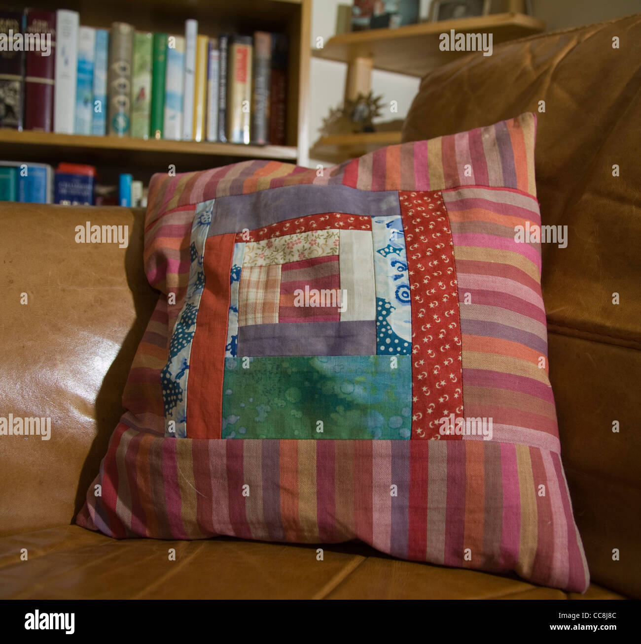 Patchwork cushion immagini e fotografie stock ad alta risoluzione - Alamy