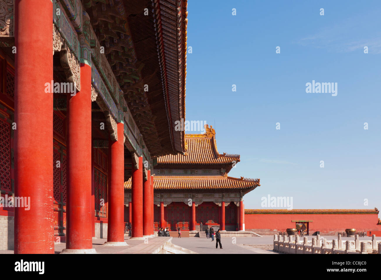 Parte della sala di completa armonia con la sala della suprema armonia in background, nella Città Proibita di Pechino, Cina. Foto Stock