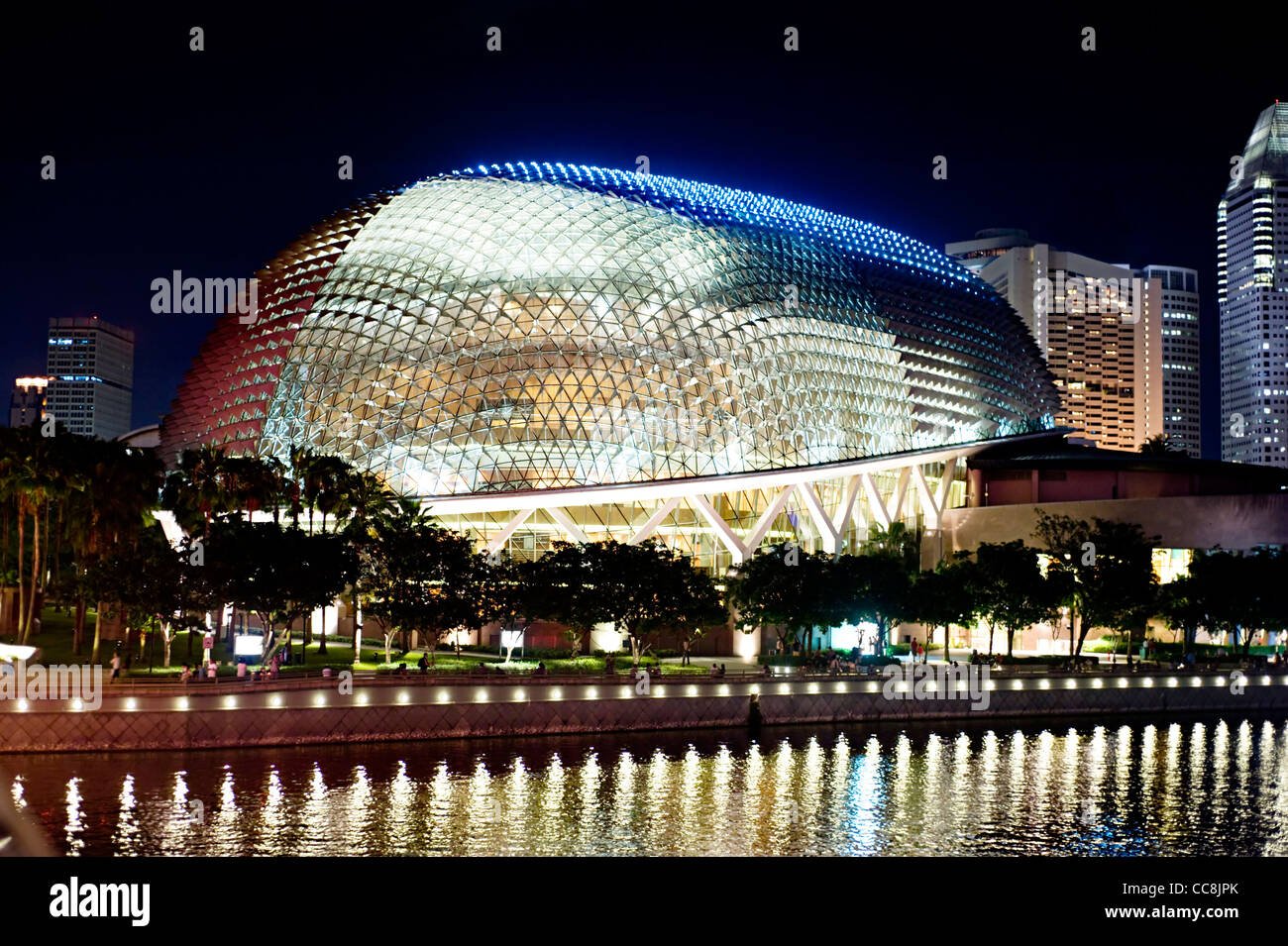 Teatri Esplanade sulla baia, sul lungomare della baia di Singapores costruito come una sala concerti e teatro Foto Stock