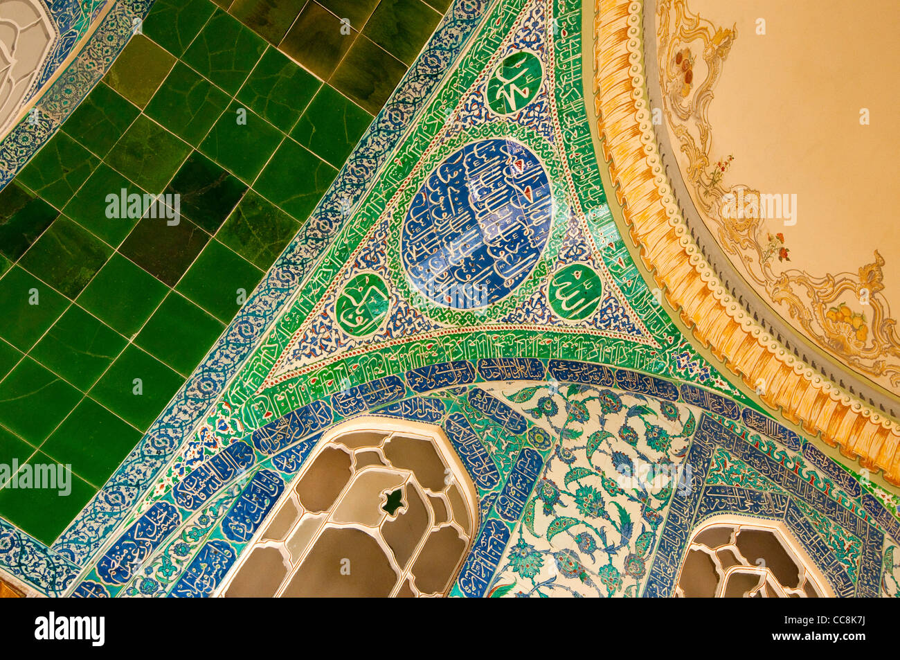 Lavoro di piastrelle e lavori d'arte dell'harem di Tokpaki Palace, Istanbul, Turchia Foto Stock