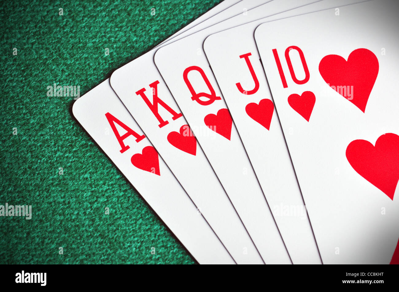 Royal Flush poker sequenza di carta su un tavolo verde Foto Stock