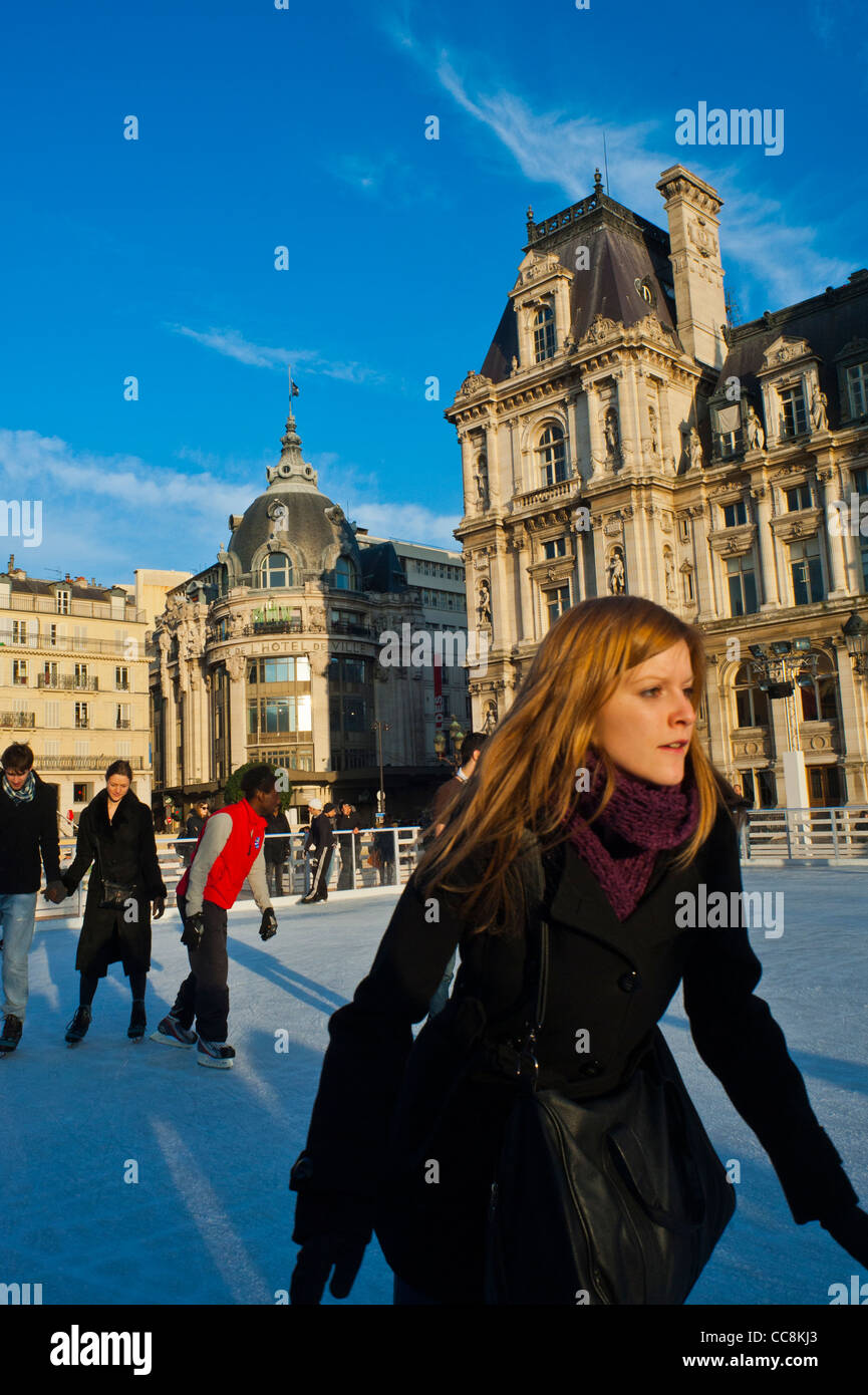 Parigi, Francia, ragazza giovanissima, Piazza della città, con adolescenti pattinaggio su ghiaccio nel circuito di pattinaggio all'aperto, hotel de ville Paris, pattinaggio su ghiaccio pubblico Foto Stock