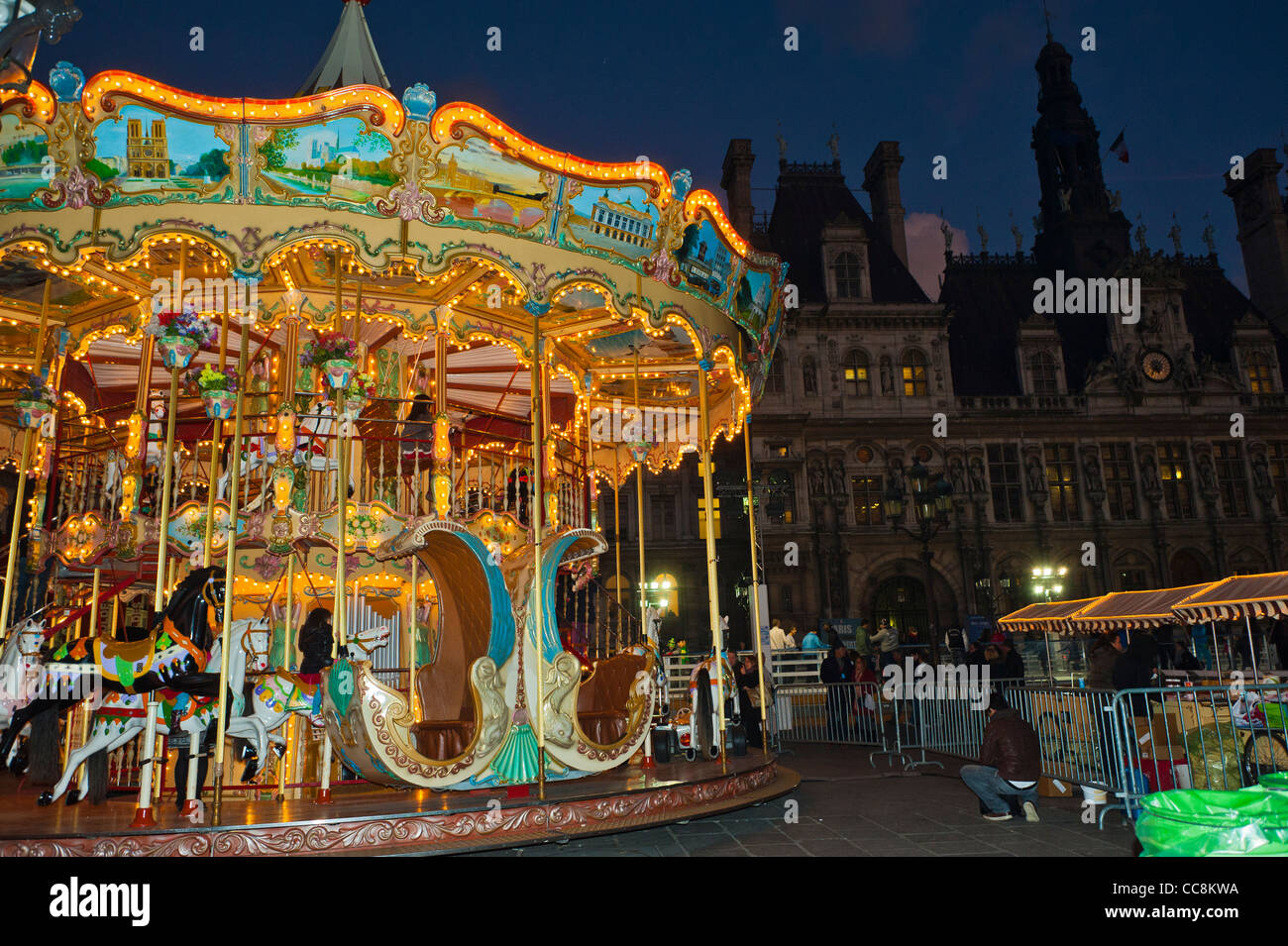 Parigi, Francia, Piazza della città Scenic, di notte, di fronte al municipio, con Carousel, Merry Go Round, giro per bambini d'antiquariato, parigi d'epoca Foto Stock