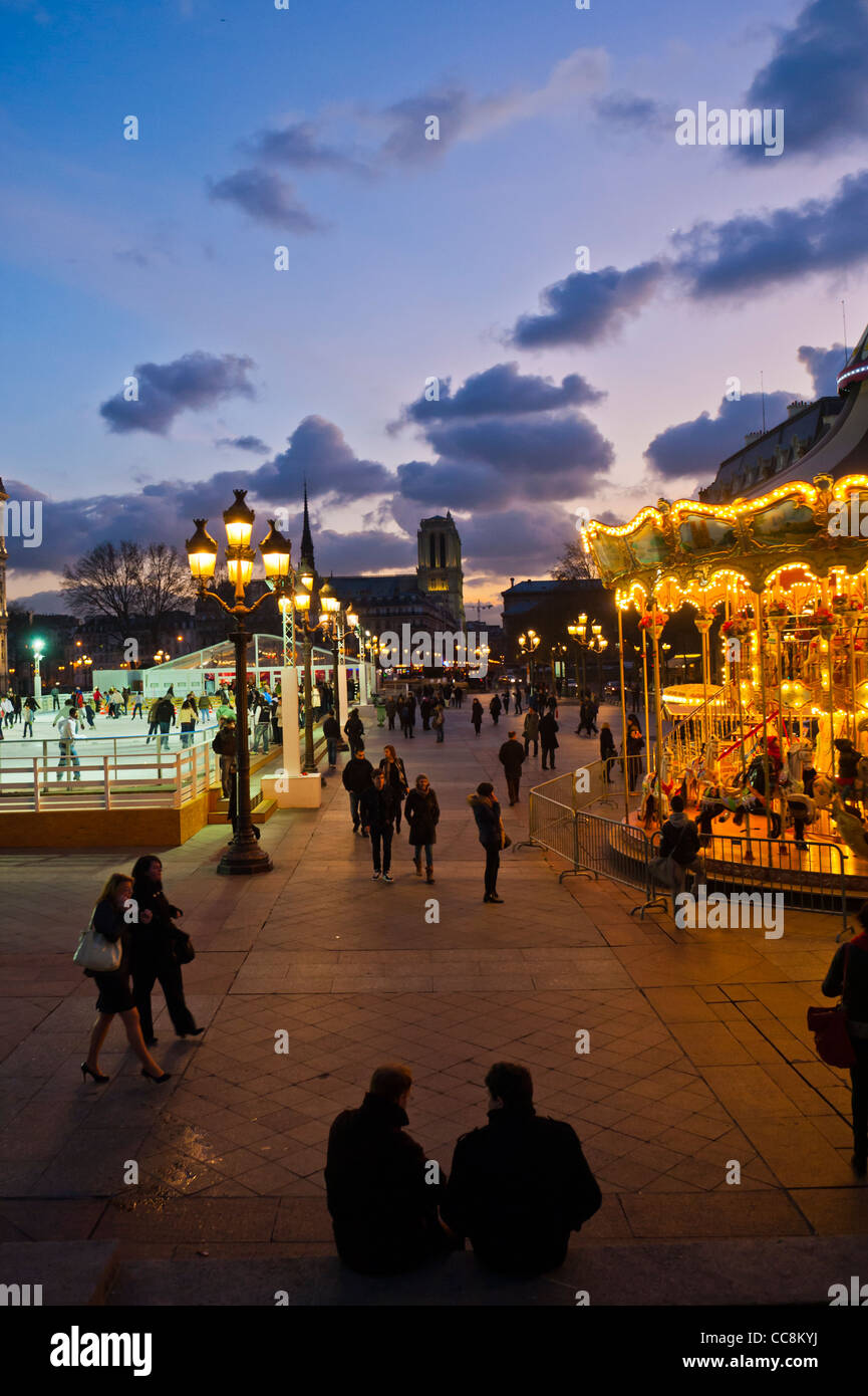 Parigi, Francia, Town Square New Scenic 5 posti nella parte anteriore del municipio edificio, al tramonto, con anello di pattinaggio e giostre, Foto Stock