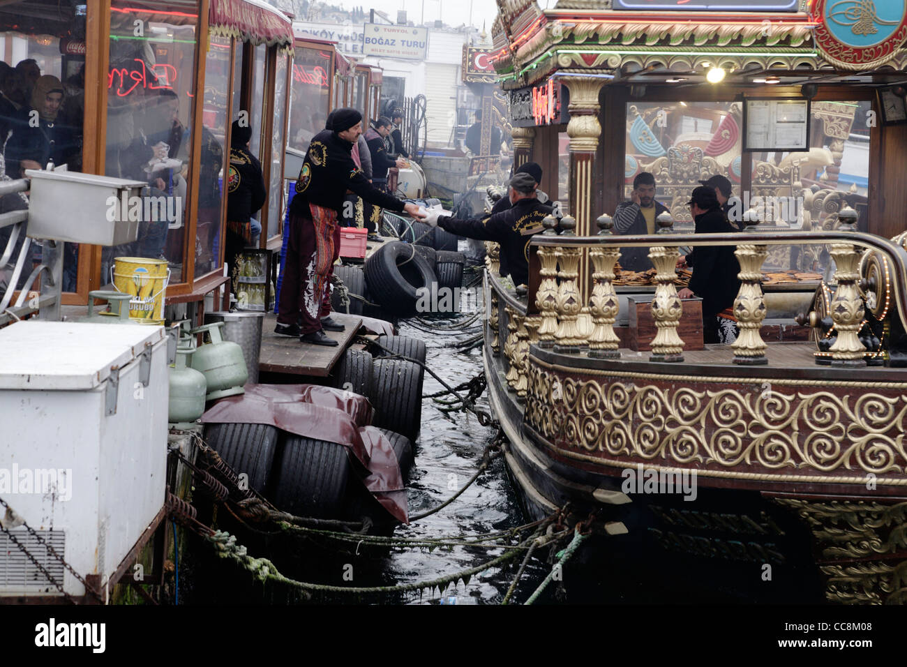 Balik ekmek cuochi pass sandwich di pesce Balik-ekmek da una cucina flottante Istanbul Foto Stock