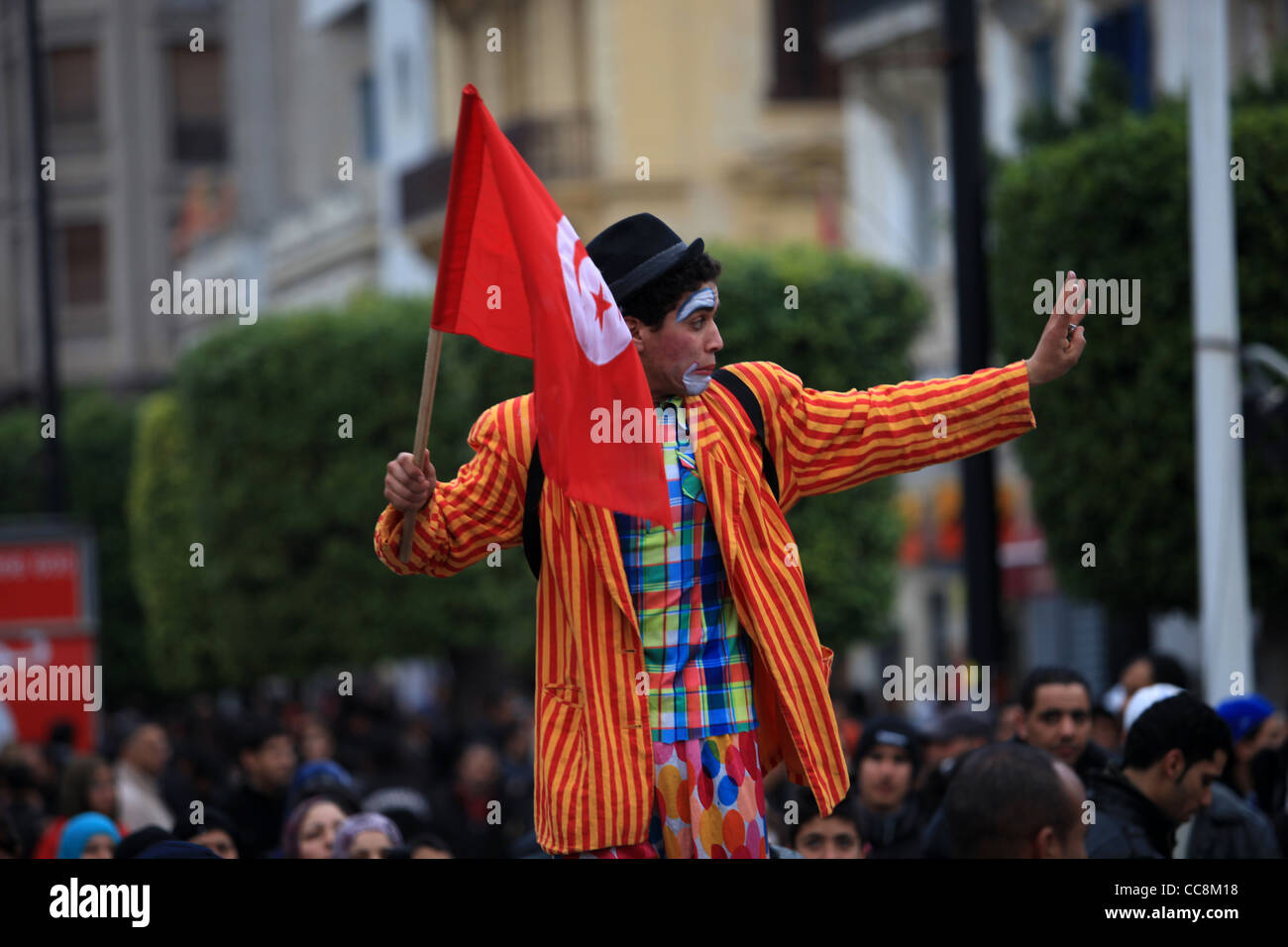 Clown tenendo la bandiera Tunisina nel 14 gennaio 2012 rivoluzione tunisina celebrazione. Foto Stock