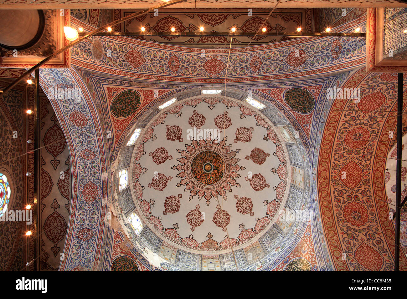 Interno del Sultanahmet Camii la moschea blu cupola soffitto a cupola decorazione dettaglio Istanbuls principali moschea Foto Stock