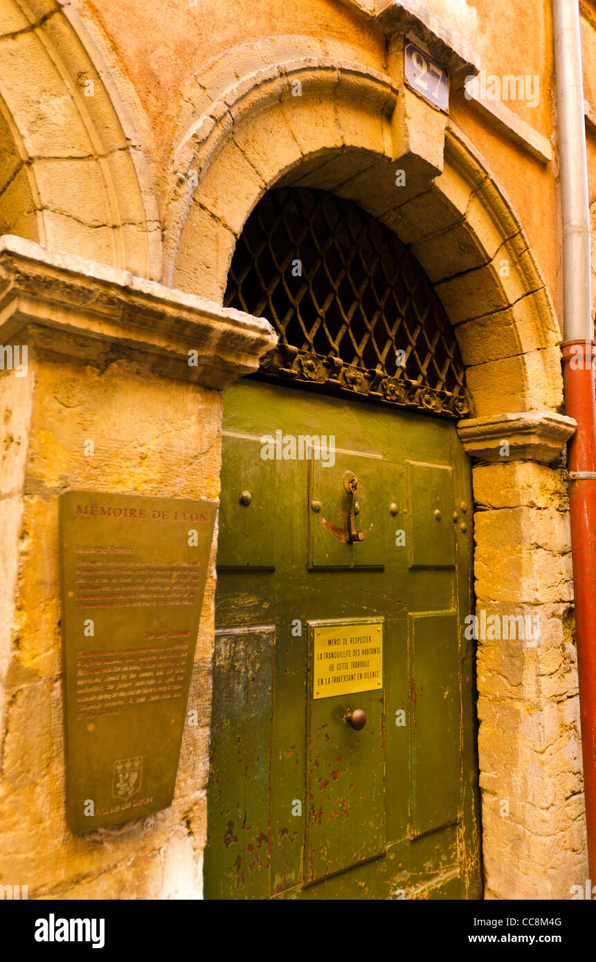 Segno e porta a lunga traboule (corridoio) nella città vecchia Vieux Lyon, Francia (Patrimonio Mondiale dell'UNESCO) Foto Stock