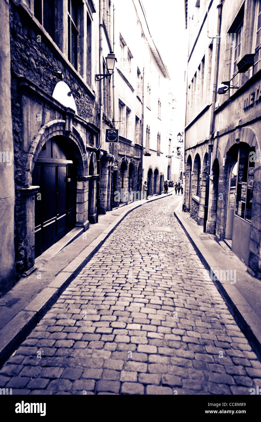 Strada di ciottoli nel centro storico Vieux Lyon, Francia (Patrimonio Mondiale dell'UNESCO) Foto Stock