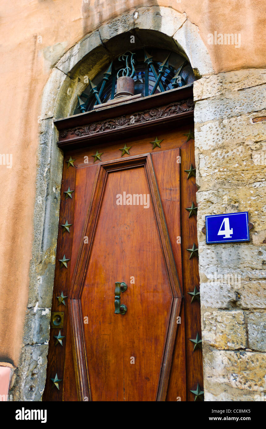 Porta di legno nella città vecchia Vieux Lyon, Francia (Patrimonio Mondiale dell'UNESCO) Foto Stock