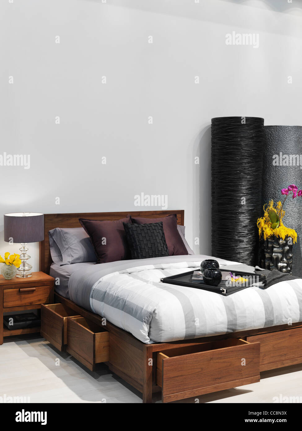 Camera da letto interior design con toni di grigio chiaro e gli elementi in legno Foto Stock