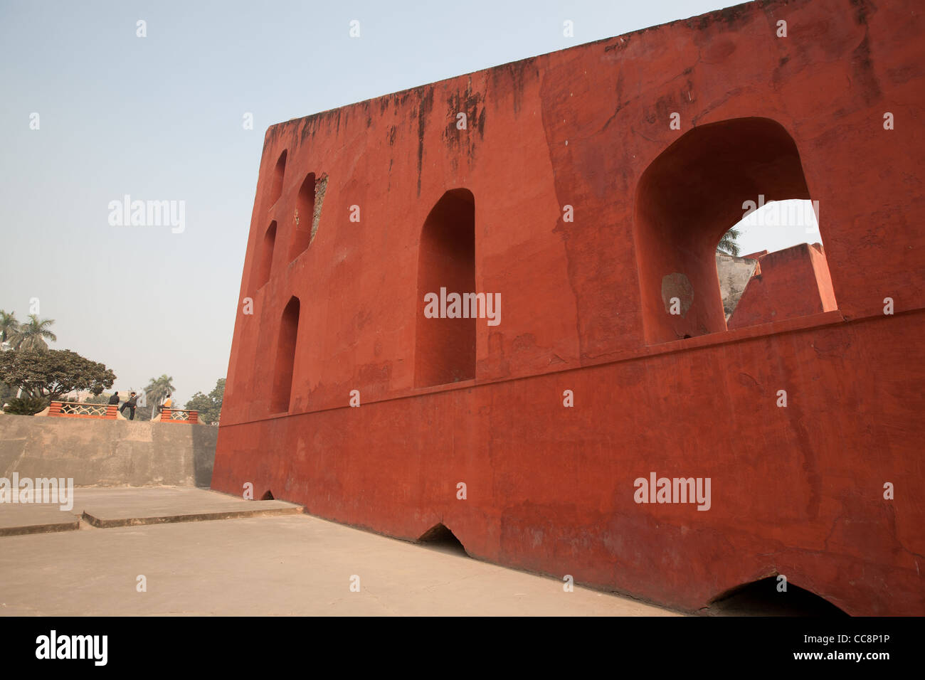 Il Jantar Mantar osservatorio scientifico, costruita a partire dal 1724 dal Maharaja Jai Singh II, vicino Connaught Place, a Nuova Delhi, in India. Foto Stock