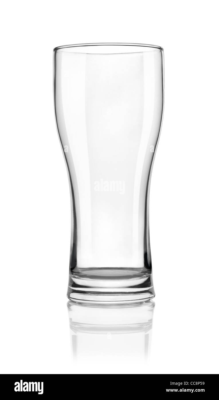 Vuoto in vetro di birra isolato su sfondo bianco. Il percorso Foto Stock