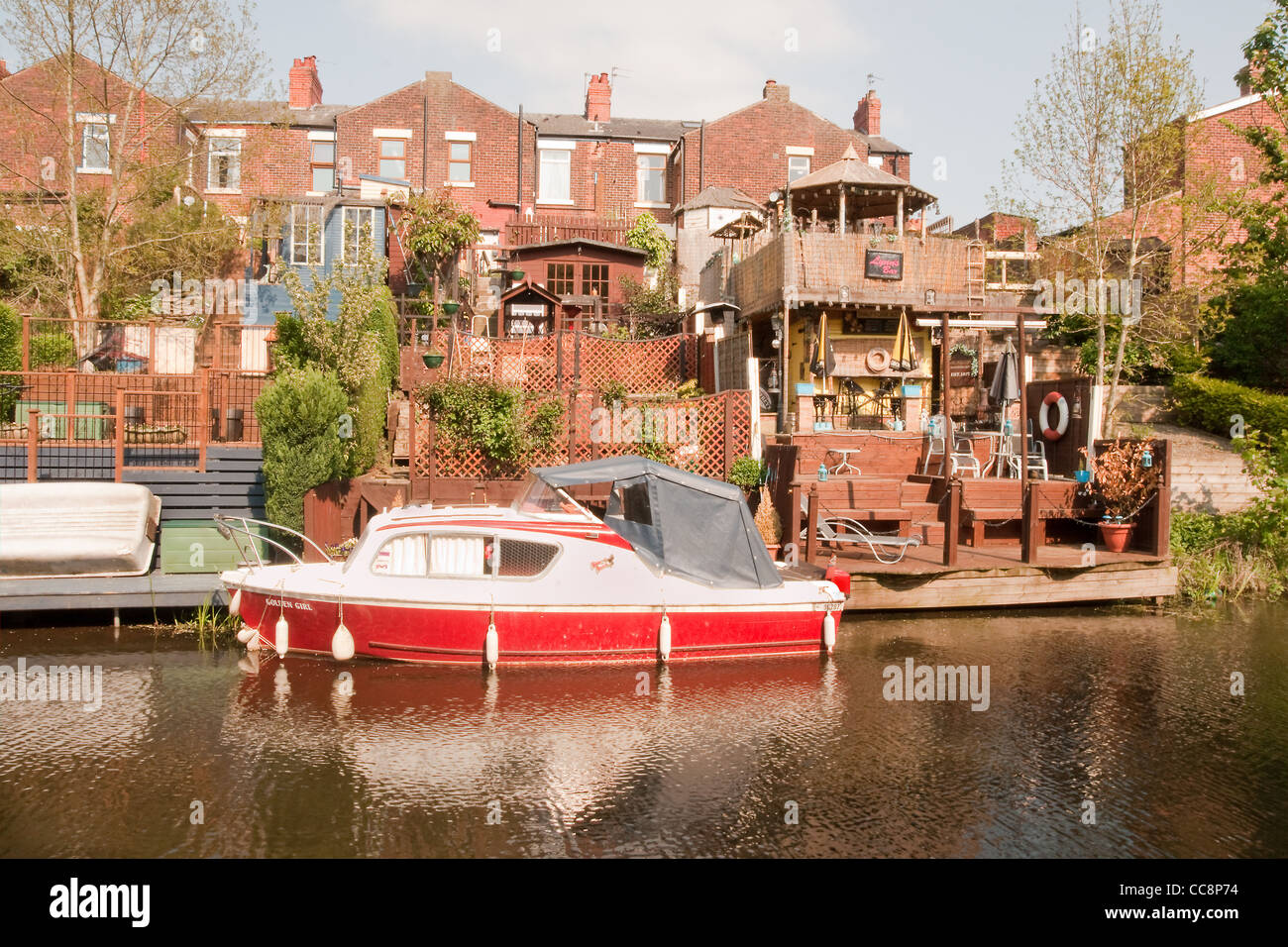 Supporto case sul canale di Lancaster in Ashton, Preston, Lancashire hanno fatto la maggior parte di loro waterside posizioni. Foto Stock