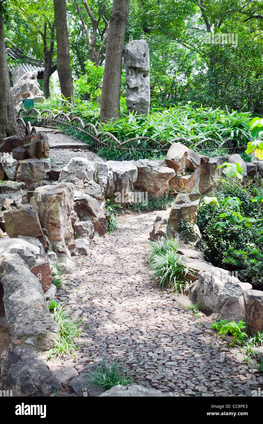 Zen percorso roccioso giardinaggio in parco cinese Foto Stock