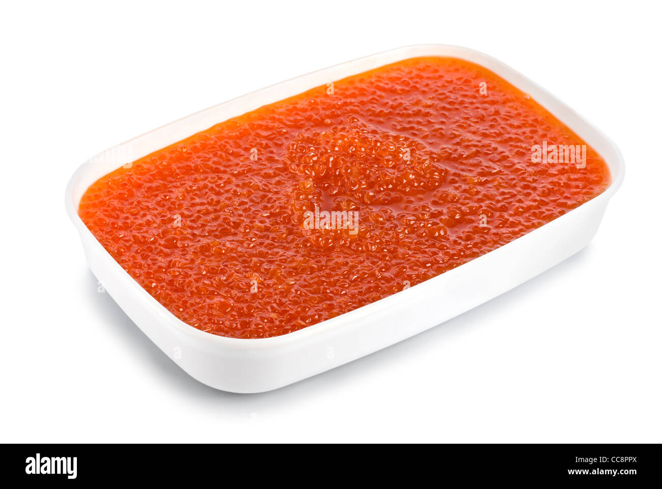 Caviale rosso in un contenitore in plastica isolato su uno sfondo bianco (percorso) Foto Stock