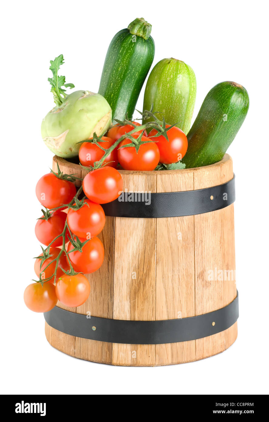 Barile di legno con verdure isolato su uno sfondo bianco Foto Stock