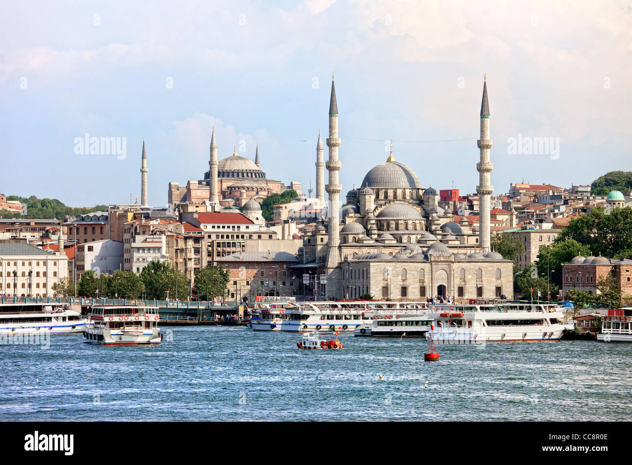 Scenario del quartiere Eminonu nella città di Istanbul in Turchia con la nuova moschea e Hagia Sophia all'estremità lontana Foto Stock