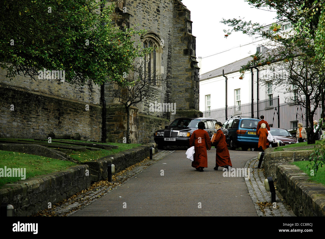 I giovani coristi sul loro modo di servizio domenicale a st columb la Chiesa di Irlanda cattedrale,Londonderry,l'Irlanda del Nord, Regno Unito Foto Stock