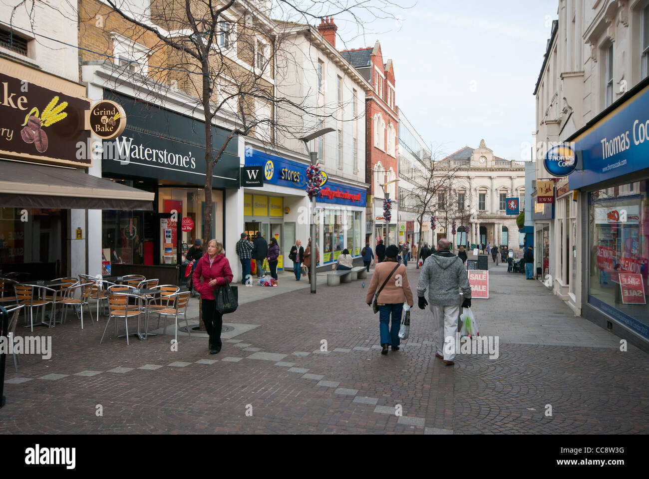 Scena di strada della zona pedonale per lo Shopping di Sandgate Road Folkestone nel Kent REGNO UNITO Foto Stock