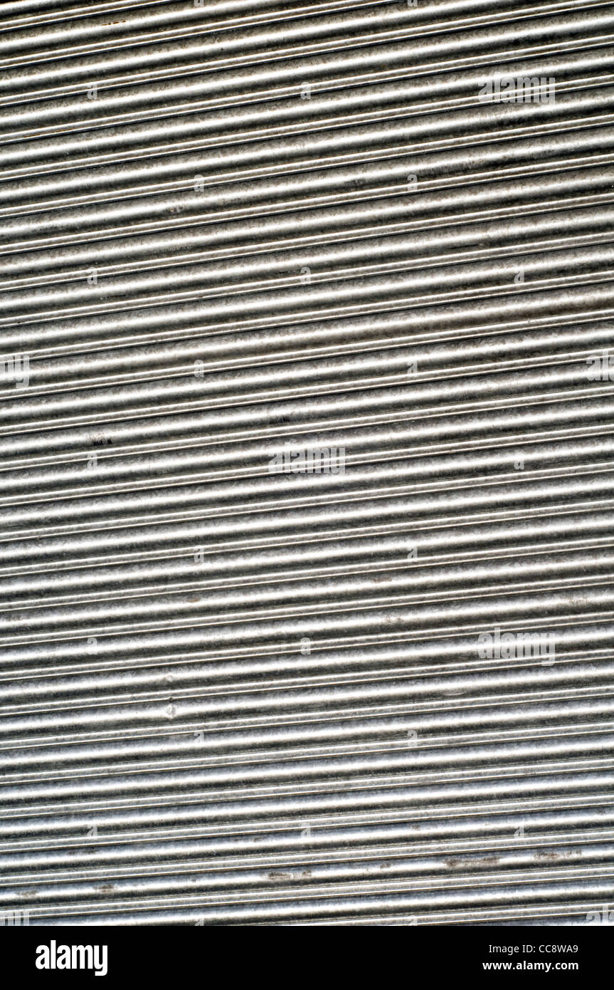 Dettaglio della chiusura serrande metalliche su un negozio di fronte nel Regno Unito sottolineando l'impatto della recessione e recessione economica Foto Stock
