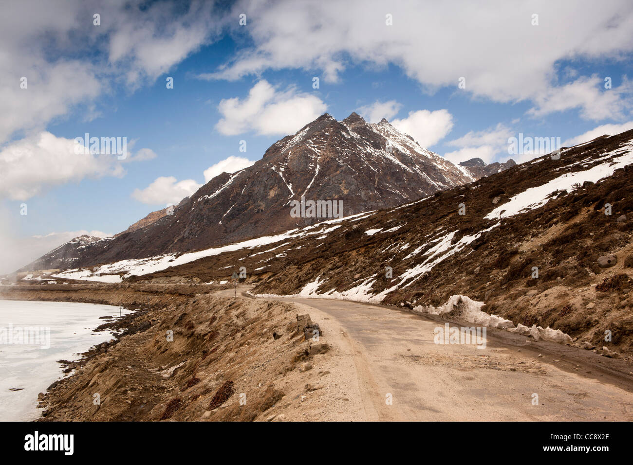 India, Arunachal Pradesh, Sela Pass, alta altitudine strada oltre lago ghiacciato Foto Stock