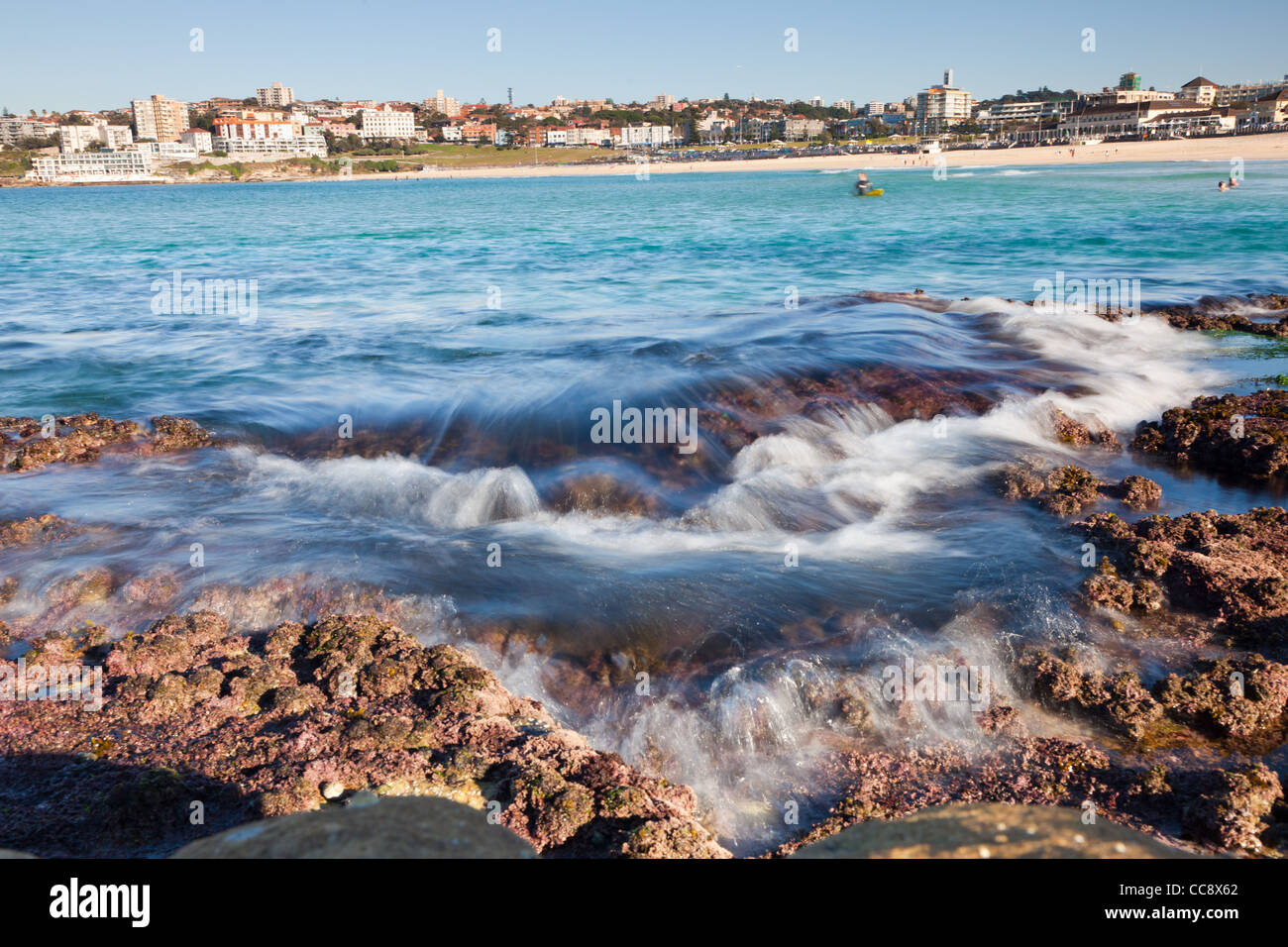Onde su scogli a Bondi Beach a Sydney Foto Stock