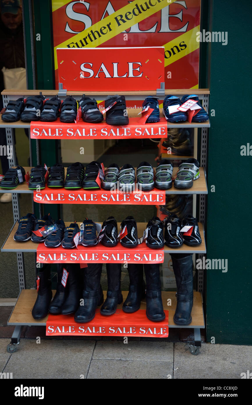 Scarpe sul display di vendita le riduzioni di prezzo Foto Stock