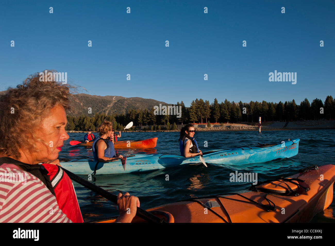 Il kayak. Kayak Tahoe al Timber Cove Marina. La sponda meridionale del lago. Lake Tahoe, Nevada lato. Il Nevada. Stati Uniti d'America Foto Stock