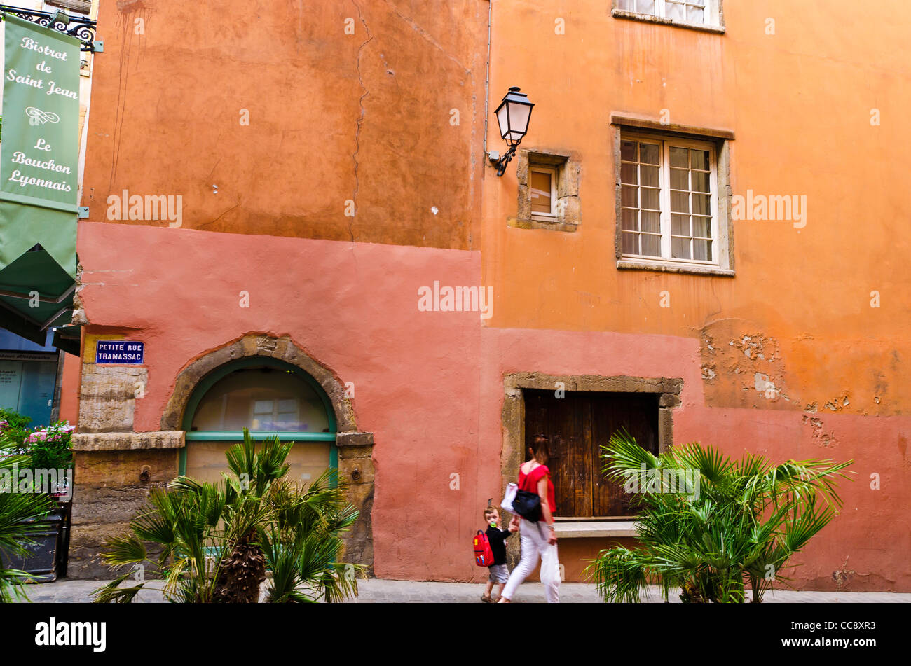 Strada laterale nel centro storico Vieux Lyon, Francia (Patrimonio Mondiale dell'UNESCO) Foto Stock