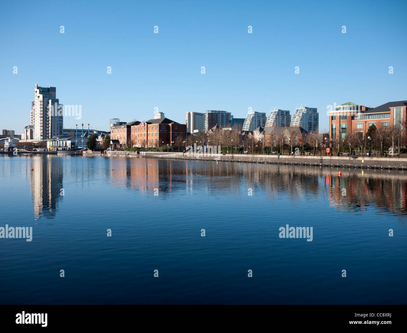Salford Quays Manchester Inghilterra England Regno Unito. Vedute di edifici moderni su acqua in una limpida giornata di sole Foto Stock