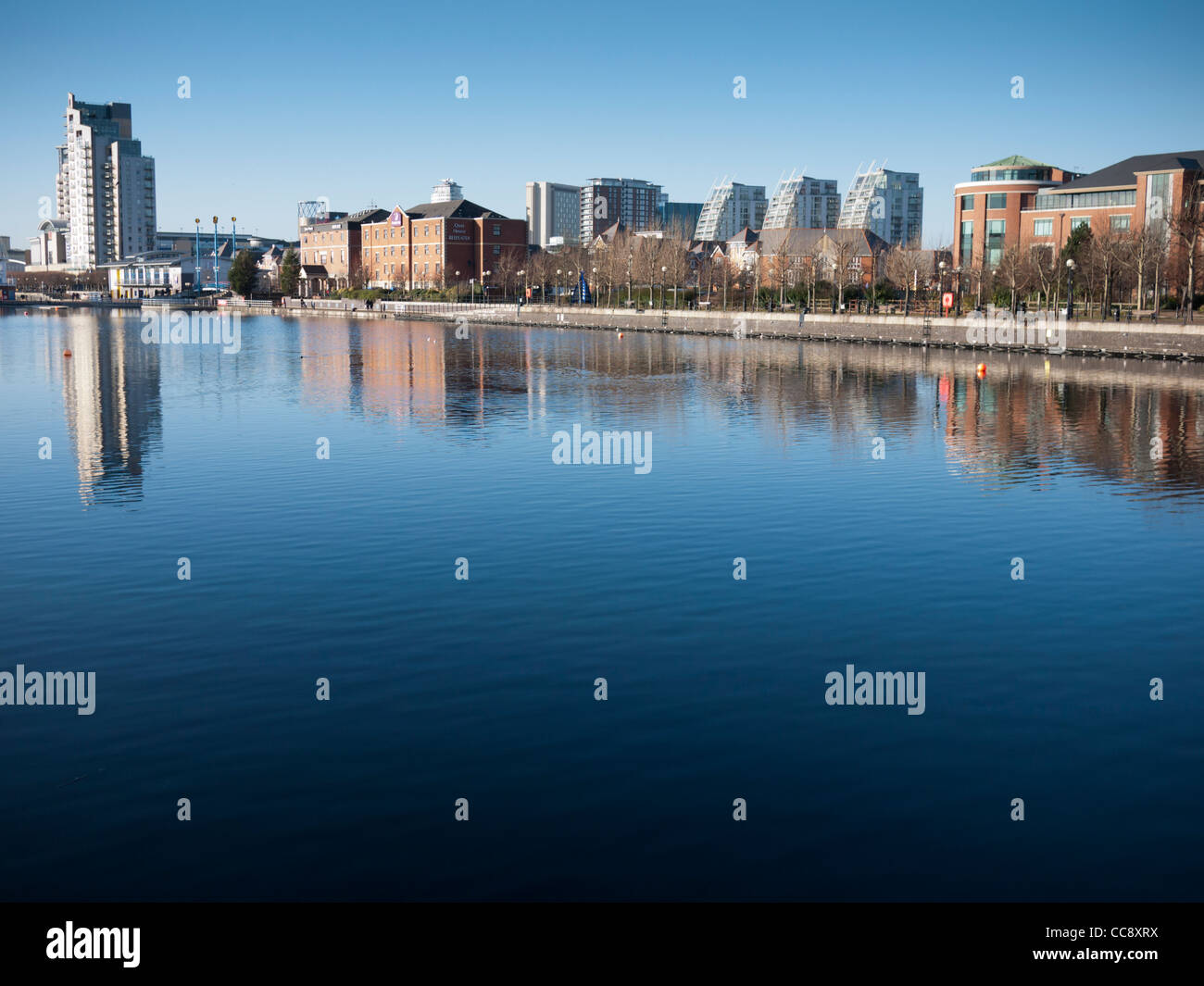 Salford Quays Manchester Inghilterra England Regno Unito. Vedute di edifici moderni su acqua in una limpida giornata di sole Foto Stock